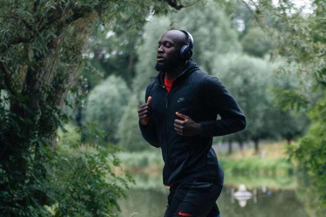 华体会官方下载-“消失的卢卡库”究竟在干嘛？休假、会友、跑步……